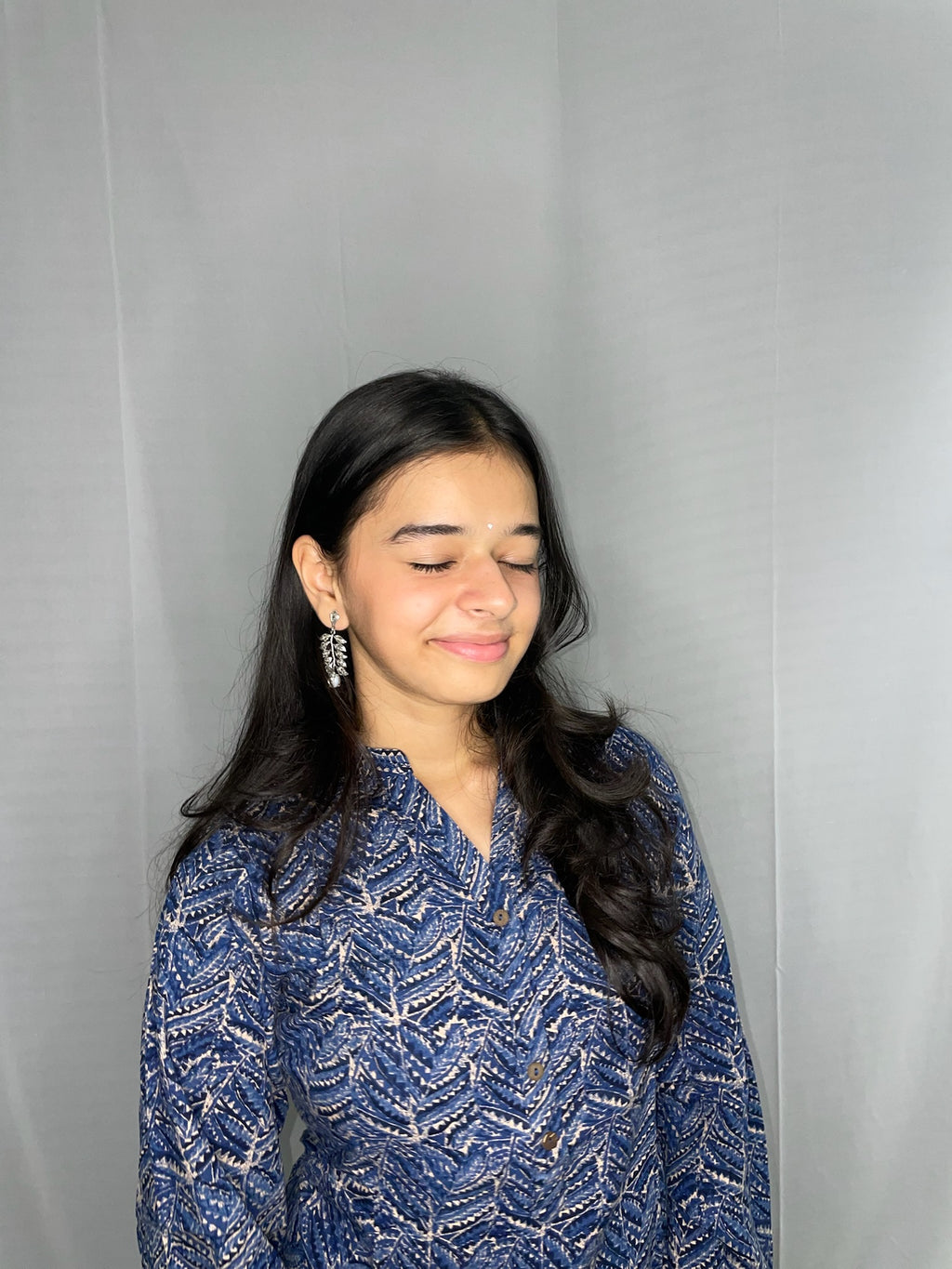 Kiran – Textured Silver Botanical Leaf & Green Drop Earrings