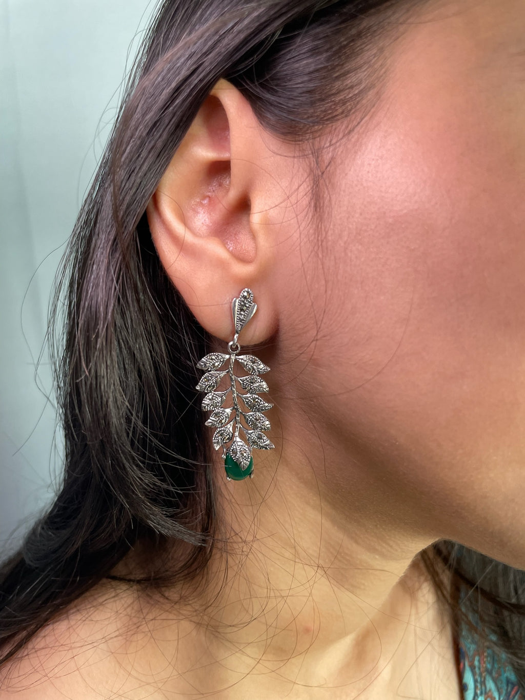 Kiran – Textured Silver Botanical Leaf & Green Drop Earrings