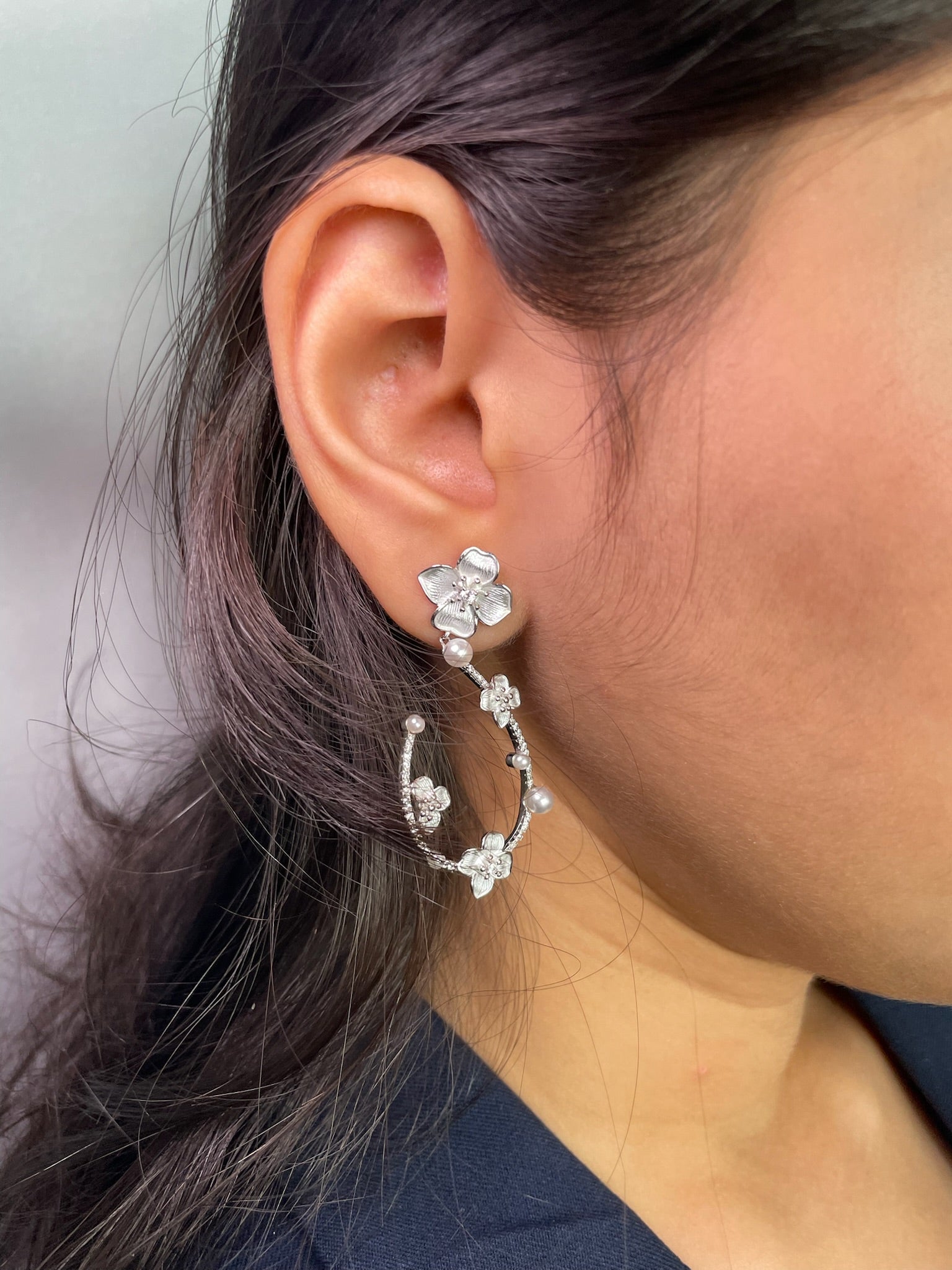 Vanya – Open-Frame Pearl and Floral Silver Hoops