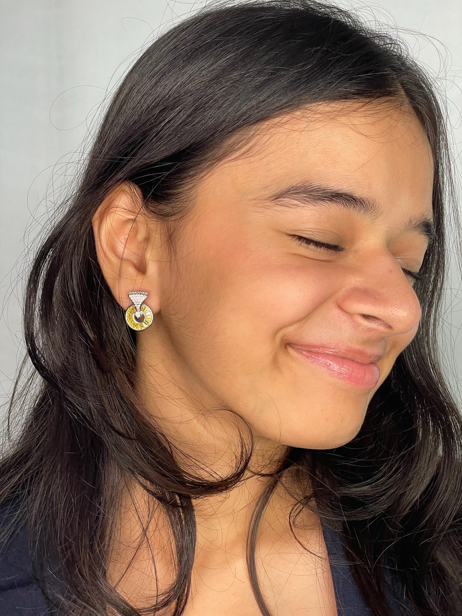 Nila – Art Deco Yellow Baguette Circular Studs