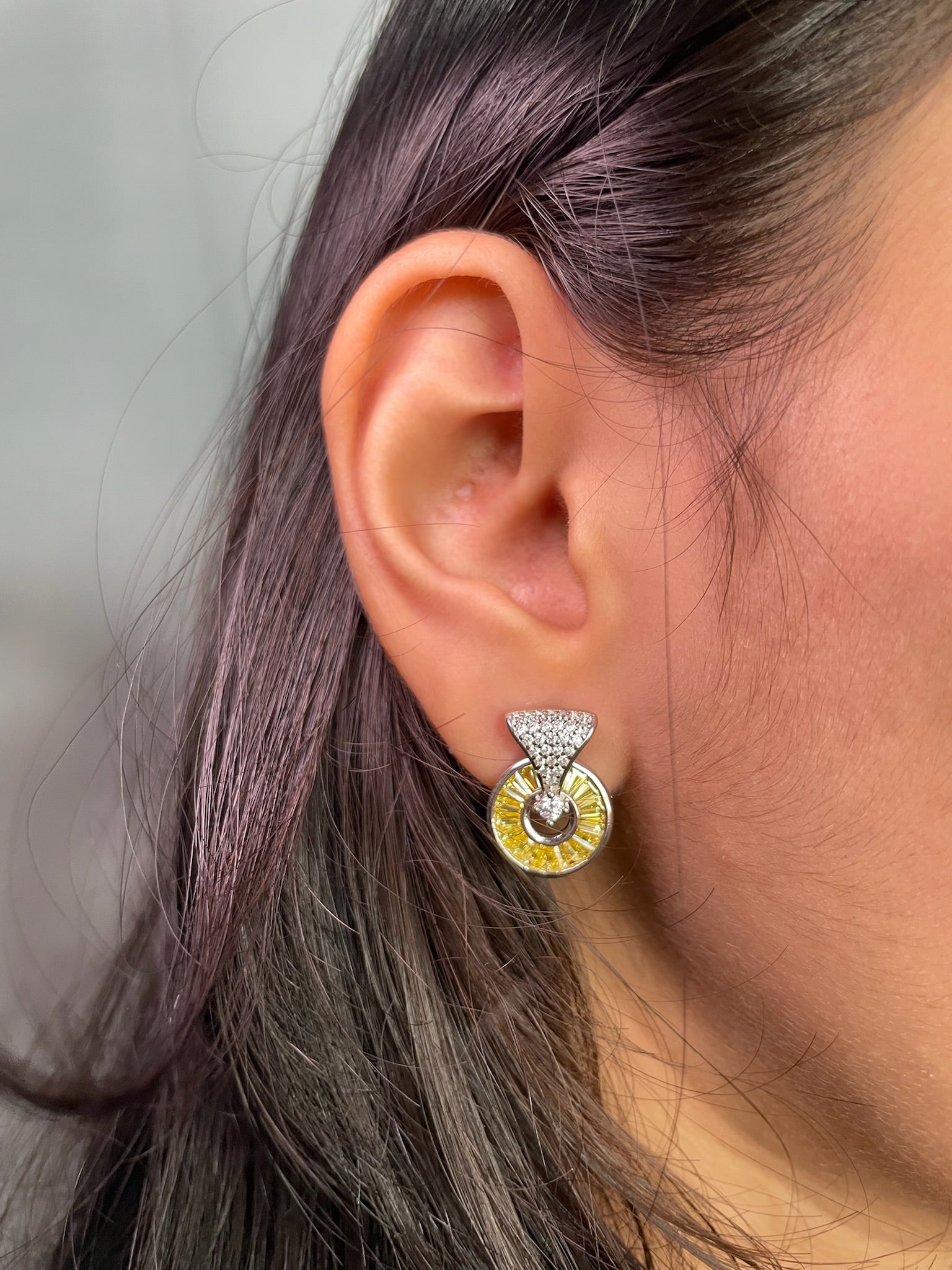 Nila – Art Deco Yellow Baguette Circular Studs